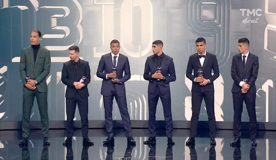 Cafeeh_transfer's tweet photo. من الرائع أن نجد في أكبر محافل الكرة العالمية لاعب عربي يتواجد بجانب أفضل اللاعبين في العالم.

ذلك الأمر يجعلنا نفتخر يا #حكيمي 👏 https://t.co/xdg7SUgxjk