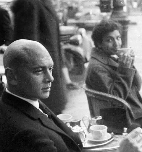 ParisAMDParis's tweet image. Jack Garofalo. 
L'acteur Yul Brynner et une admiratrice à la terrasse d'un café 
1957. Paris