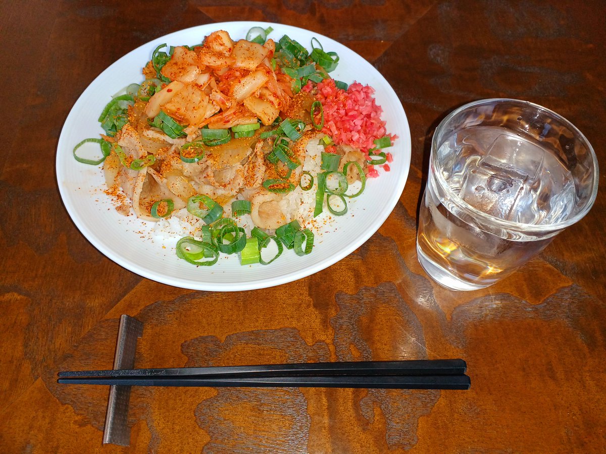 昼ごはん ぶた丼 キムチ葱トッピング♪