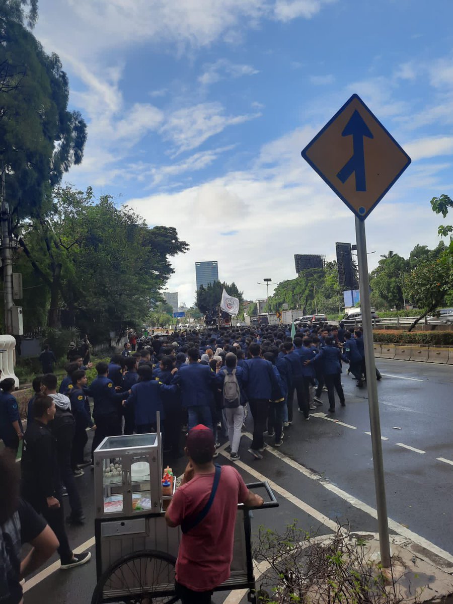 jsastro19's tweet photo. Jalan malah jadi macet ngeribetin https://t.co/MpwfSNaqPC