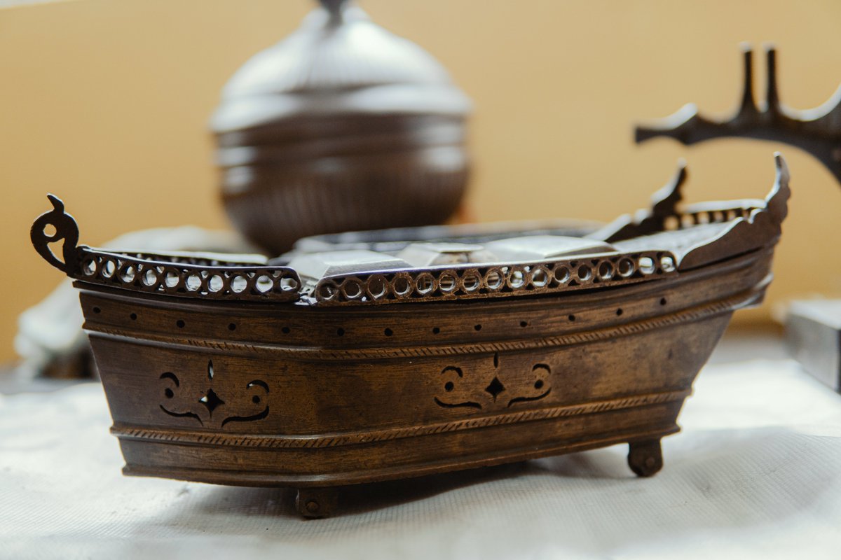 designbrewer's tweet photo. Maranao betel nut box.

Most betel nut box are rectangular, but this one is rare since it resembles a boat.

Aga Khan Museum of Islamic Arts, Marawi https://t.co/KGcy7q7Jet