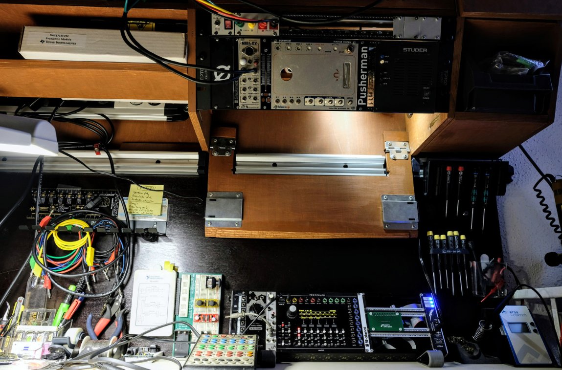 Elektor's tweet image. The Workspace of a Passionate Web Developer: David Castellà Fornós
Take a closer look &amp;gt;&amp;gt; ow.ly/6uQ250N4oGJ
#electronics #developer #electronicslab