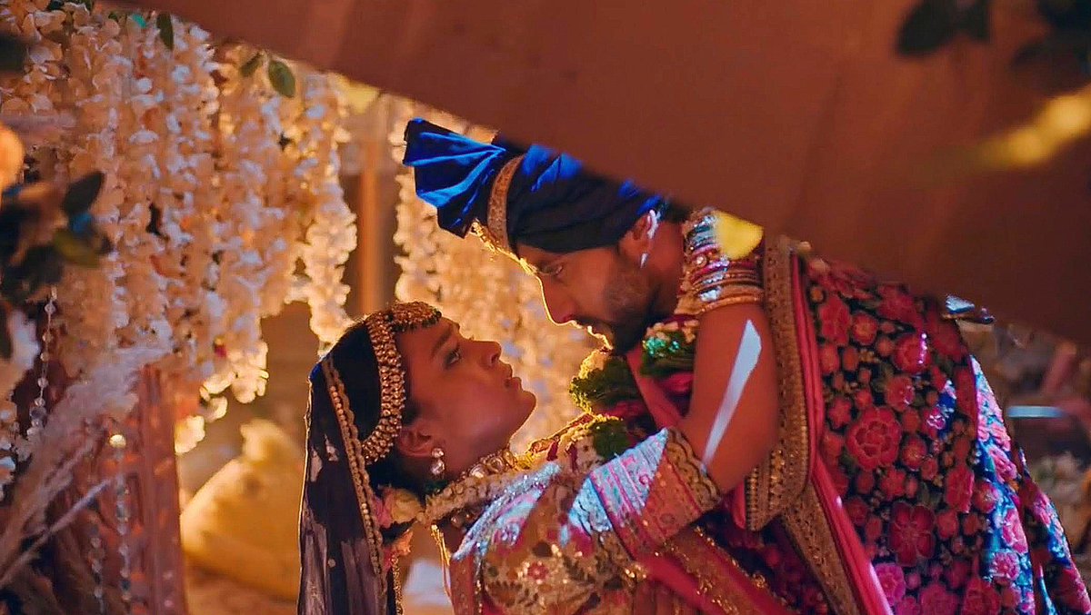 divs_429's tweet photo. all it needed was a handful of sindoor to make them each other’s but then when their love is immense how can destiny limit it to handful..?it wrapped them both in sindoor,making their wedding as unique and passionate as their love

MAJOR MISSING ARYLIE https://t.co/kq1p8oYGiU