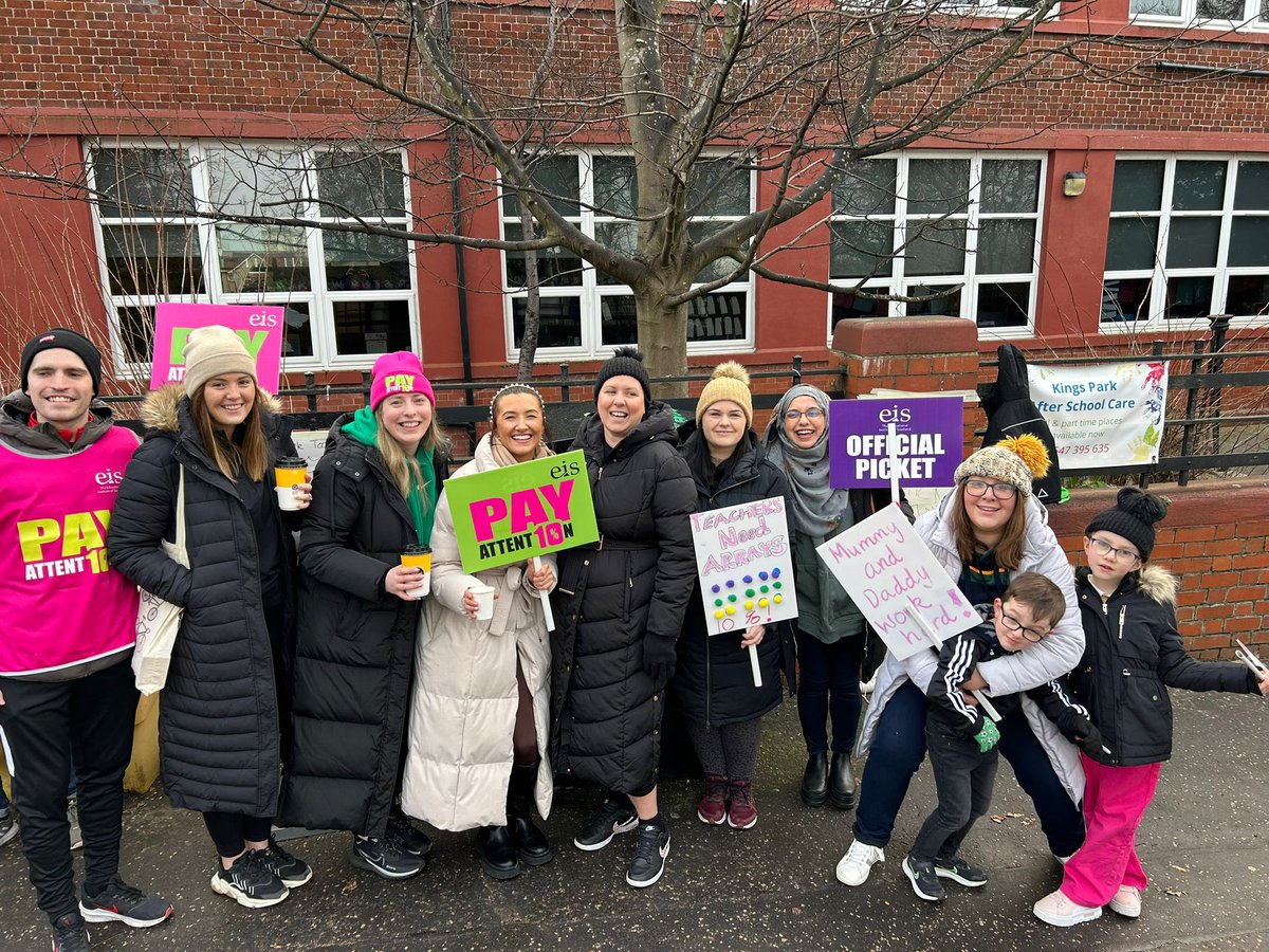HPearson06's tweet photo. Picket line at Kings Park Primary with my fab colleagues this morning 🙌🏻 @EISGlasgow @EISUnion https://t.co/j4KFZq7RlR