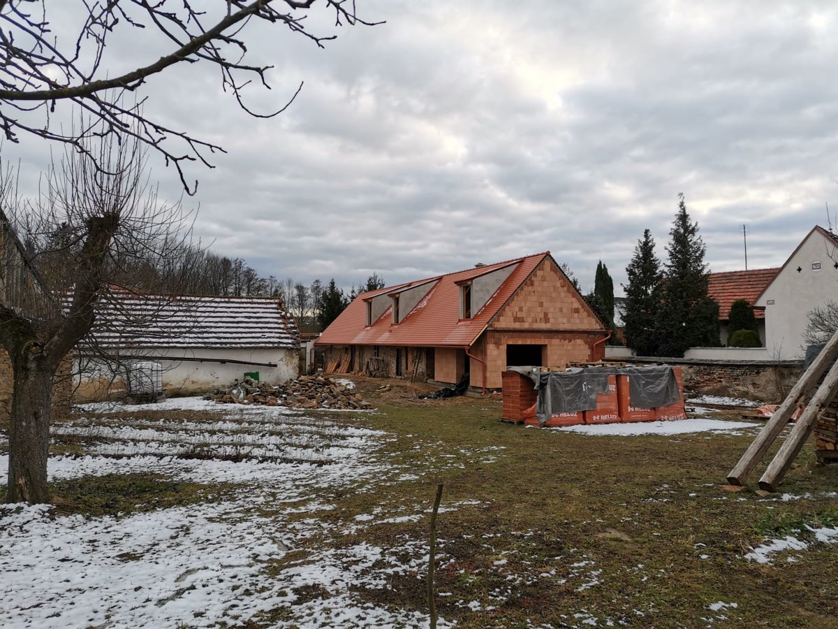 vrba86's tweet photo. 3 roky nazpět byla hotová střecha v #bohu
Spousta práce hotový ale ještě víc před náma. V březnu hned vlítnem na příčky, pak elektrika a omítky https://t.co/T4vyvDKD6d