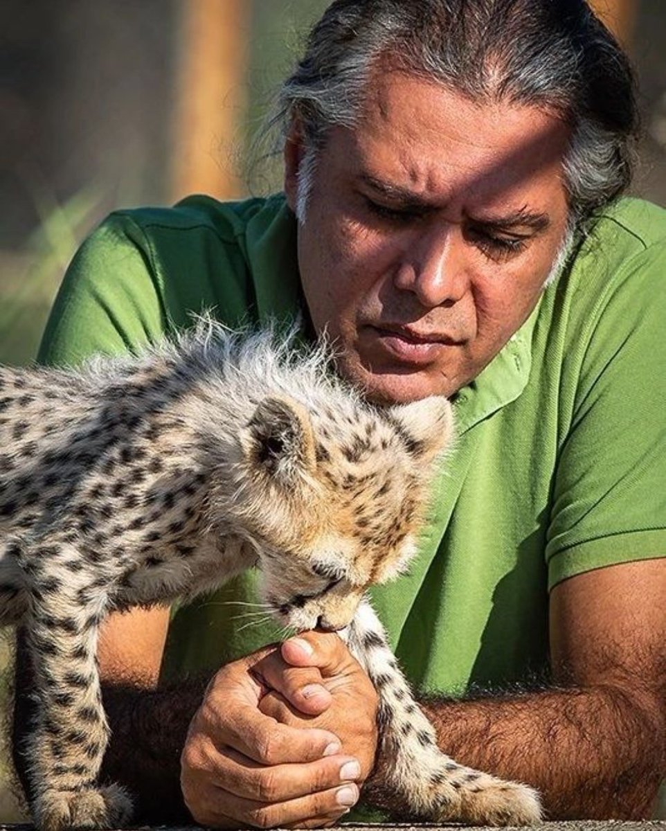 Hashshaashin's tweet photo. آقای علیرضا شهرداری عزیز
ما هیچوقت شما و زحمات شما رو که مثل یک پدر و یک مادر برای #پیروز بودید رو فراموش نمی‌کنیم. https://t.co/QTTSvFhriS