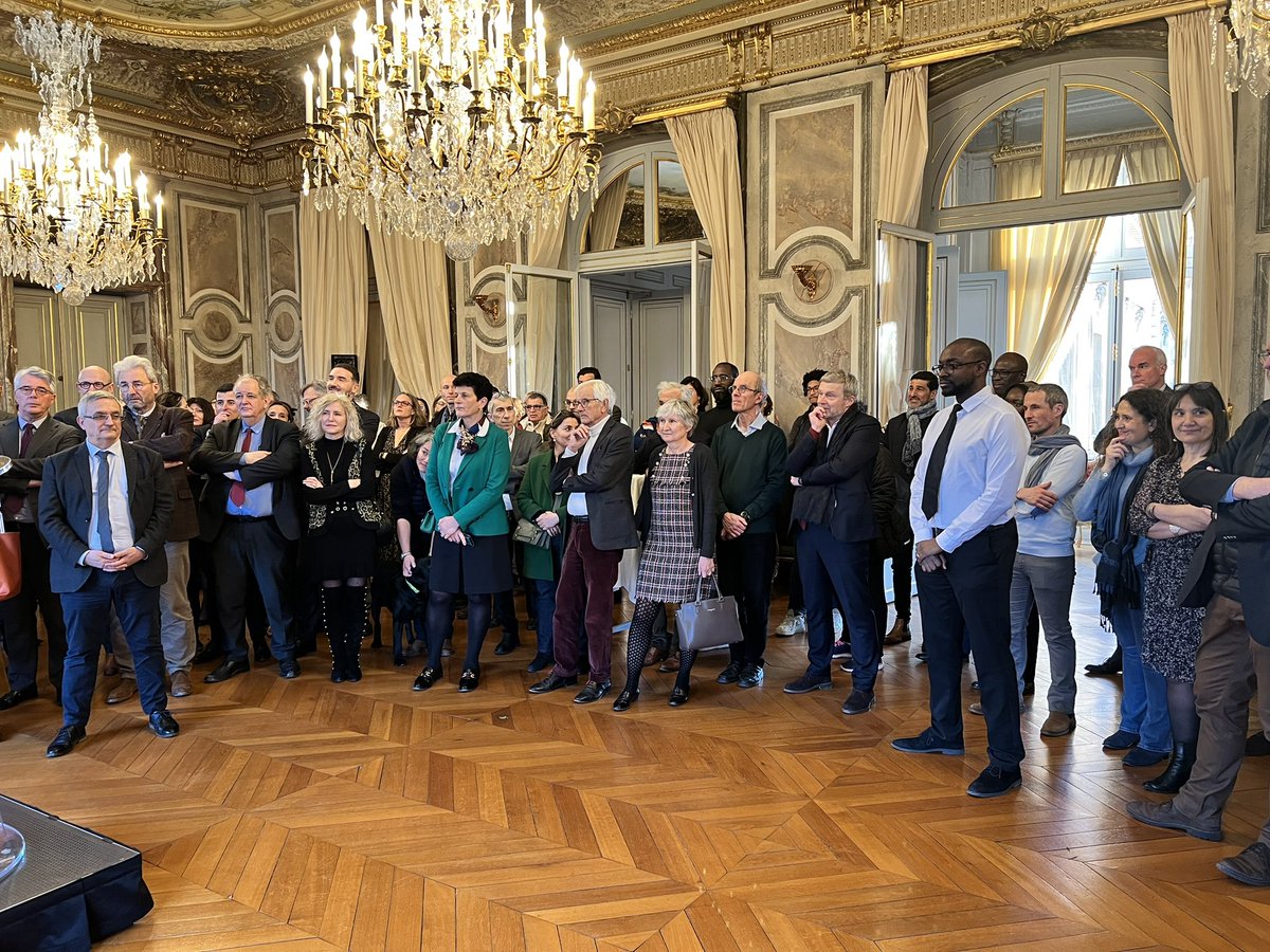 Prefet78's tweet photo. A l’occasion du départ d’@AngeliqueKhaled, directrice dép. de l’emploi &amp; des solidarités, pour la @HAS_sante, JJ Brot @Prefet78 a tenu à saluer une fonctionnaire hors-pair, enthousiaste, engagée, humaniste &amp; cultivant le goût de l’accomplissement collégial du bien commun. https://t.co/pJwRssxRcS