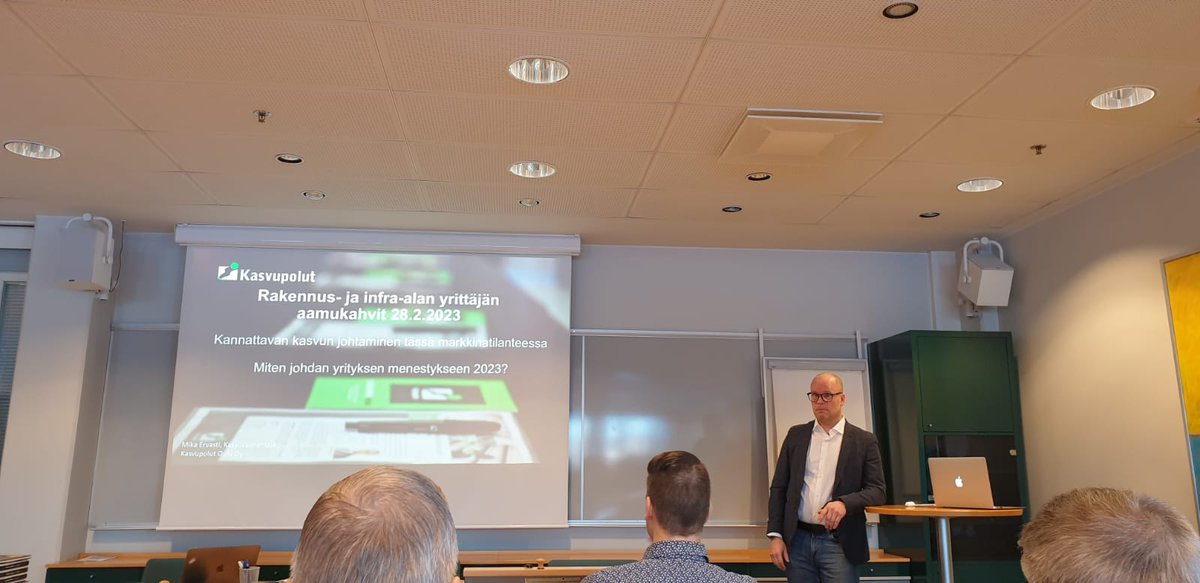 Tulevaisuuden kasvupolkujen, Kempeleen yrittäjien ja Kempeleen kunnan aamukahvit Vihikarissa. Mika Ervasti Kasvupoluilta kertoi kannattavan kasvun jostamisesta ja Tuomo Perälä kunnalta historian suurimmista investoinneista 2023-2024. Nyt seurantaan hankintailmoitukset. fi!