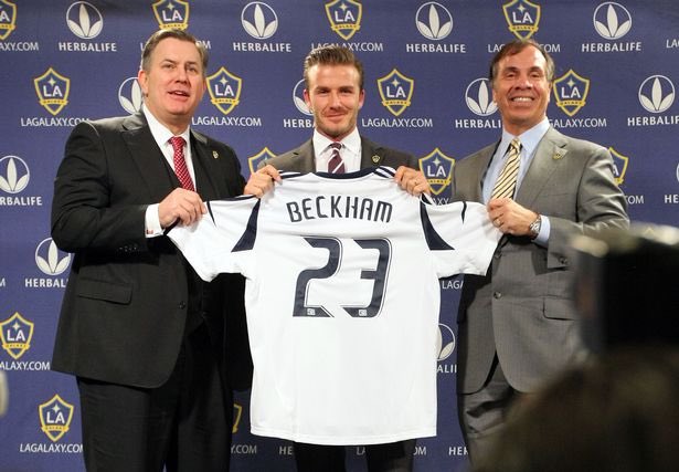 RetroShirtsFC's tweet photo. How David Beckham's transfer to LA Galaxy shaped Major League Soccer forever.

[THREAD🧶]

When Becks joined LA Galaxy and MLS back in 2007 he signed a contract like no other and the league were forced to change their own rules to allow him to sign. https://t.co/CR2iL9WZcE