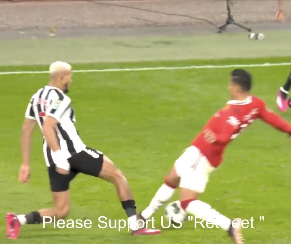 no1Jamesie's tweet photo. #Pgmol how can this not be a red card  @Thereal_Howardwebb when @brunoog97  was sent off for exactly the same thing a few weeks prior you need to get your house in order mr Webb this is not acceptable at all it can’t be one rule for one team yet another for another https://t.co/3phPgmhLNK