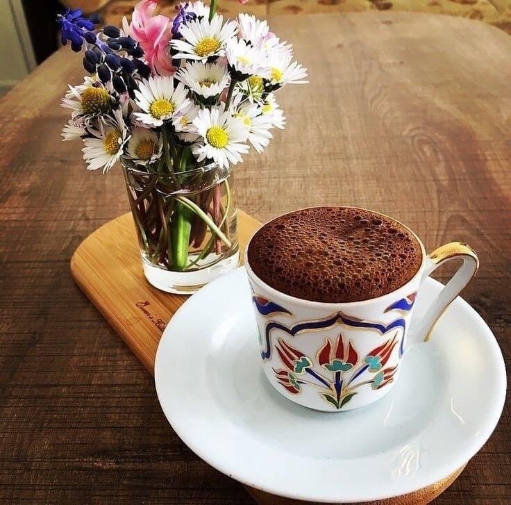 صباح من صباح نورك
يزين روحي بوجودك
صباح من عيون قلبي
يصحي الصبح في عيونك
جمالك ورد بيفتح
ويملا صدري بعطورك
وبدعي يحفظك ربي
من كل شر ويصونك ...

صباحكم قهوتي والزهور ....
