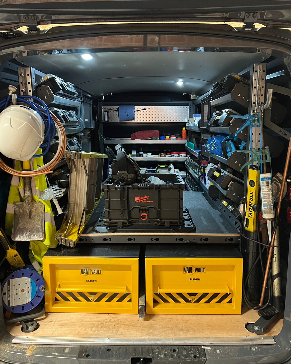 Making the most of the space with personal customisations! 💥🙌🏼
⁣⁣⁣⁣
#vanracking #racking #tools #toolbox #toolstorage #festool #systainer3 #trade #vangoals #vanlife #onthetools #mechanical #plumbing #volkswagen #tiptuesday #bottmodulo3 #selffit #bottsmartvan #worksmartbott