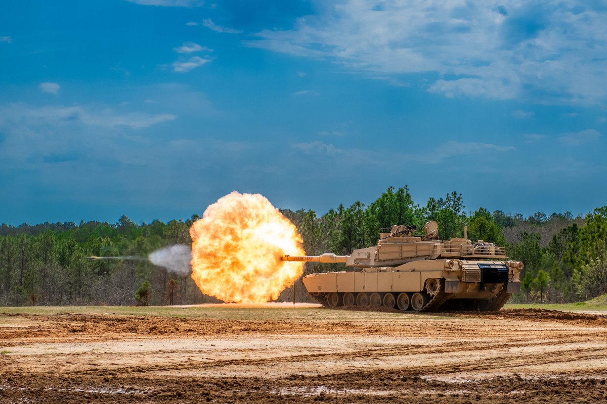 conradce2's tweet image. BUM!

#MBT #MainBattleTank #Tank #Abrams #AbramsM1A2
