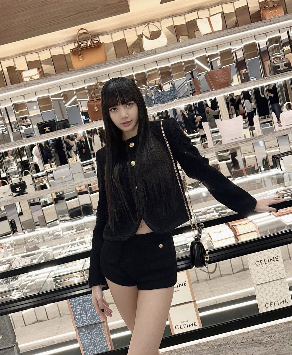 PopBase's tweet photo. BLACKPINK's Lisa looks stunning in newly shared Instagram photos. https://t.co/xMgN5MtH5V