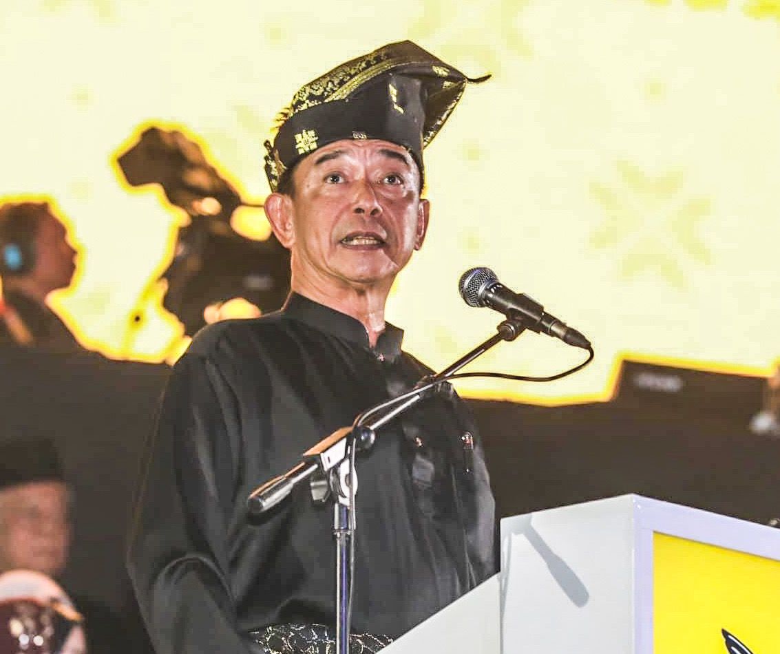 ybkarimhamzah's tweet image. We echo our Premier's support towards promoting #silat which is now globally accepted as martial arts of international standards. We also welcome the 500 exponents, their coaches &amp;amp; team officials for the inaugural #Sarawak Premier Int'l Silat tourney in #kuching @JapenSarawak