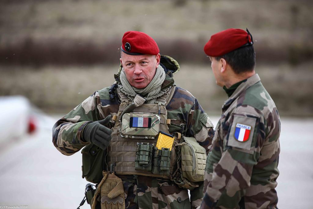 CommandementFOT's tweet image. #ORION23 Visite du GCA TOUJOUSE aux paras de la @11eBP à Castres: présentation de la manoeuvre au #ComFT, échanges avec les soldats de toutes unités et visite des PC déployés.
Le chef des FT auprès des forces vives de l'@armeedeterre !
@EtatMajorFR @3eDivision #HauteIntensité