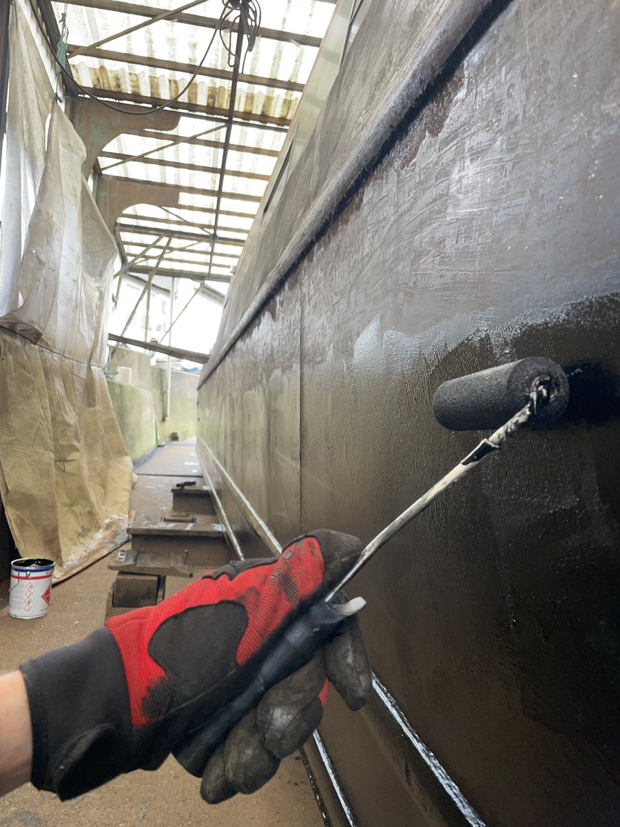 MEGANandTINKS's tweet photo. It’s that time of year again - preparing to start trips by putting Tinkers Leen into dry dock, blasting the hull, welding running strips and finally blacking everything underwater. Thank you #Trevithicks for hosting our dry dock. @CRTEastMidlands @canalhousebar @Communities_INC https://t.co/nZW1BXnv8r
