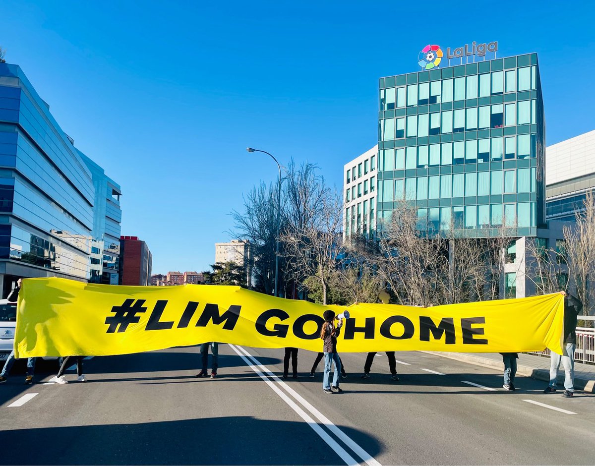 madrilenciano's tweet photo. @LaLiga Como no podemos sacar pancartas en Mestalla tenemos que sacarlas en la calle. Basta ya de mirar hacia otro lado. @LibertadVCF  @Generaldepie_  @ManoloMontalt  @pacopolit  @salvafolgado @pacolloret_ https://t.co/LzXKfib7Vm