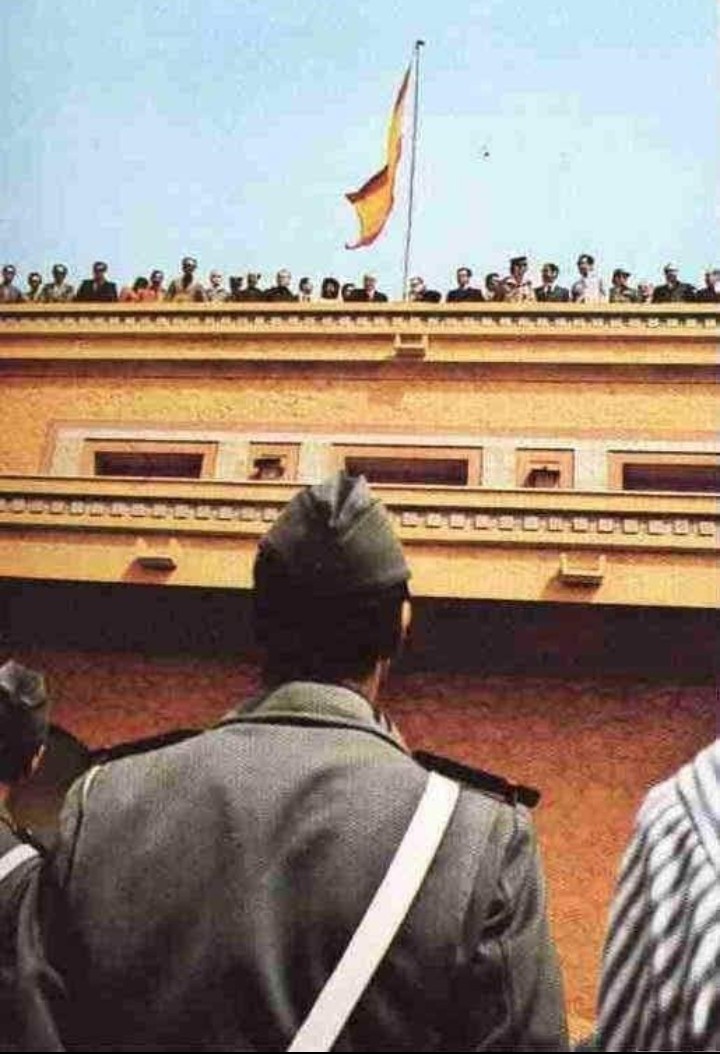PlataformaMill1's tweet photo. #TalDiaComoHoy de #Febrero de 1976 fue el último #ArriadoDeBandera en el Sáhara 

Más de 40.000 Toneladas de material, (#civil y #militar), más de 3.000 vehículos y unas 25.000 personas fueron evacuadas del #Sáhara. https://t.co/w93HG0ZvKL