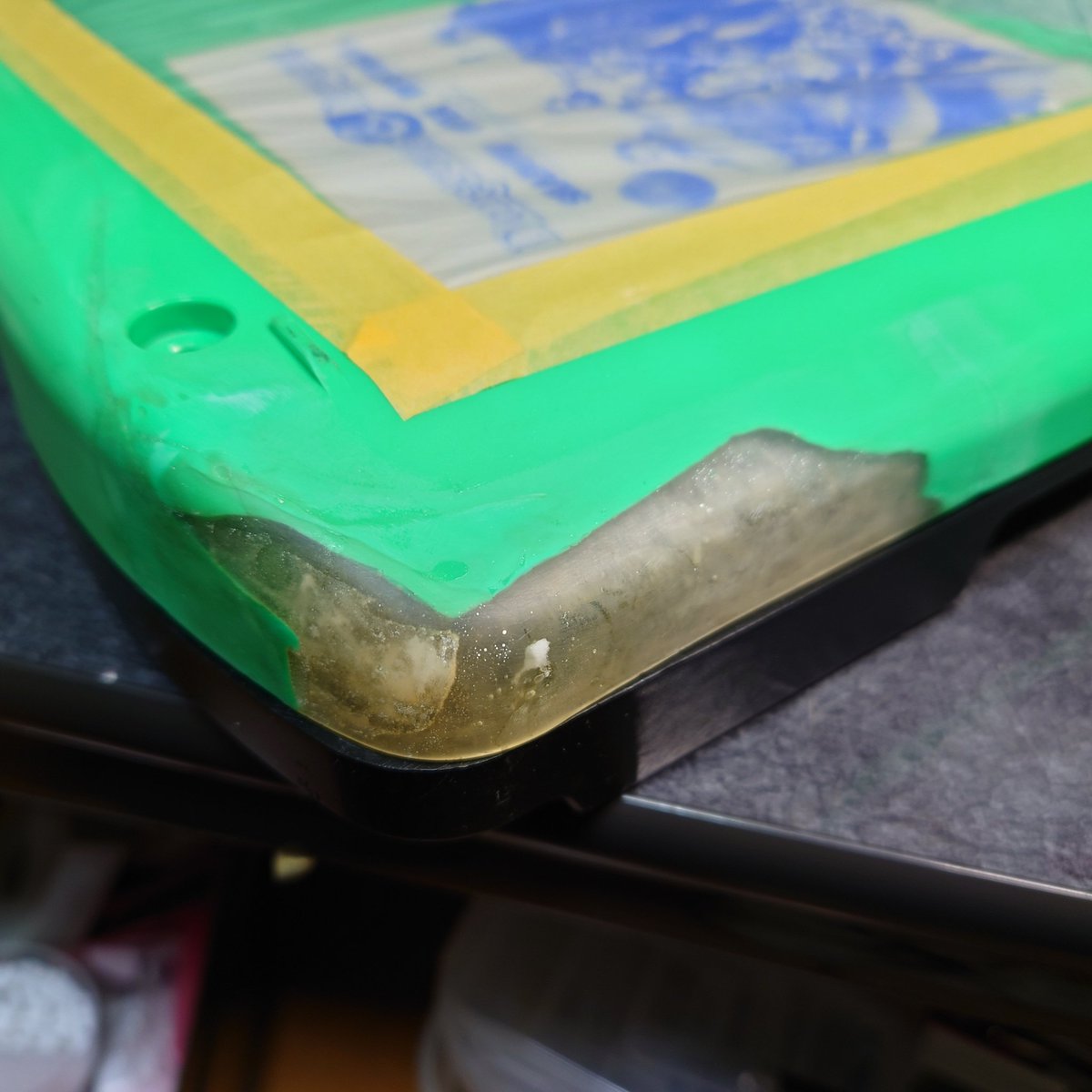 MiracleHero1's tweet image. #CPS2
友人から電池爆発ガワ無傷ミスタラを譲って貰ったのでガワ割れ補修ミスタラと
中身をチェンジ
なお基板の方は「こんなになっても入れる保険あるんですか？」状態だった