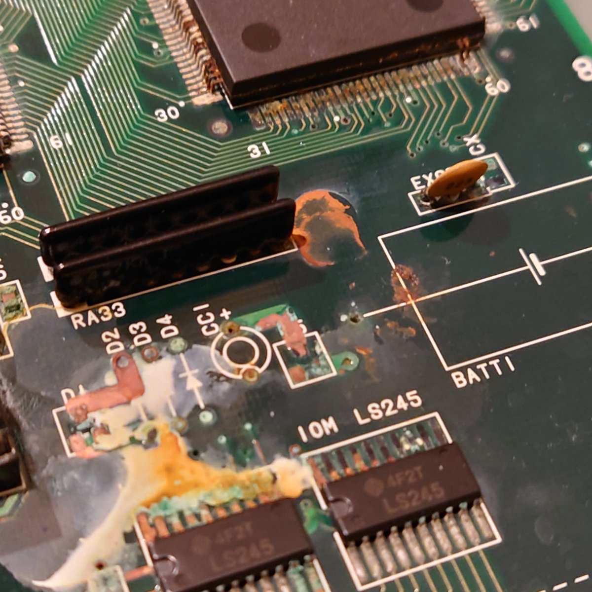 MiracleHero1's tweet image. #CPS2
友人から電池爆発ガワ無傷ミスタラを譲って貰ったのでガワ割れ補修ミスタラと
中身をチェンジ
なお基板の方は「こんなになっても入れる保険あるんですか？」状態だった