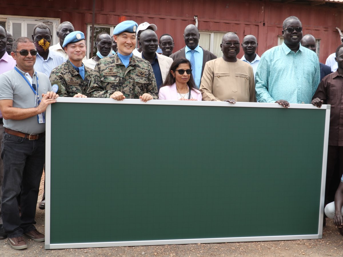 #PeaceBegins with education!
In Bor, #SouthSudan🇸🇸, #UNMISS Blue Helmets from Republic of Korea🇰🇷 handed over teaching aids such as blackboards, chalk, erasers &amp; flipcharts to 5 schools +  the John Garang Memorial University of Science and Technology. 
Thank you #SouthKorea
#A4P