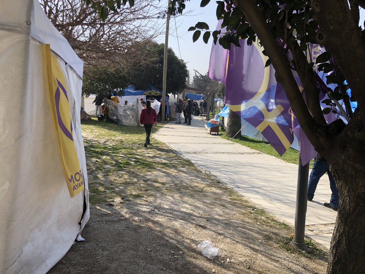 📍Defne Sevgi Parkı

Deprem’den 22 gün sonra Sevgi Parkı’na gelen Hatay Vali yardımcısının ilk sözü bu parkı boşaltacaksınız oldu. Buradaki insanlar ortaklaşmaya ihtiyaç duymadan, kendi başlarına karar veriyorlar. 

Halkın içinde halkla birlikte karar alacağız.