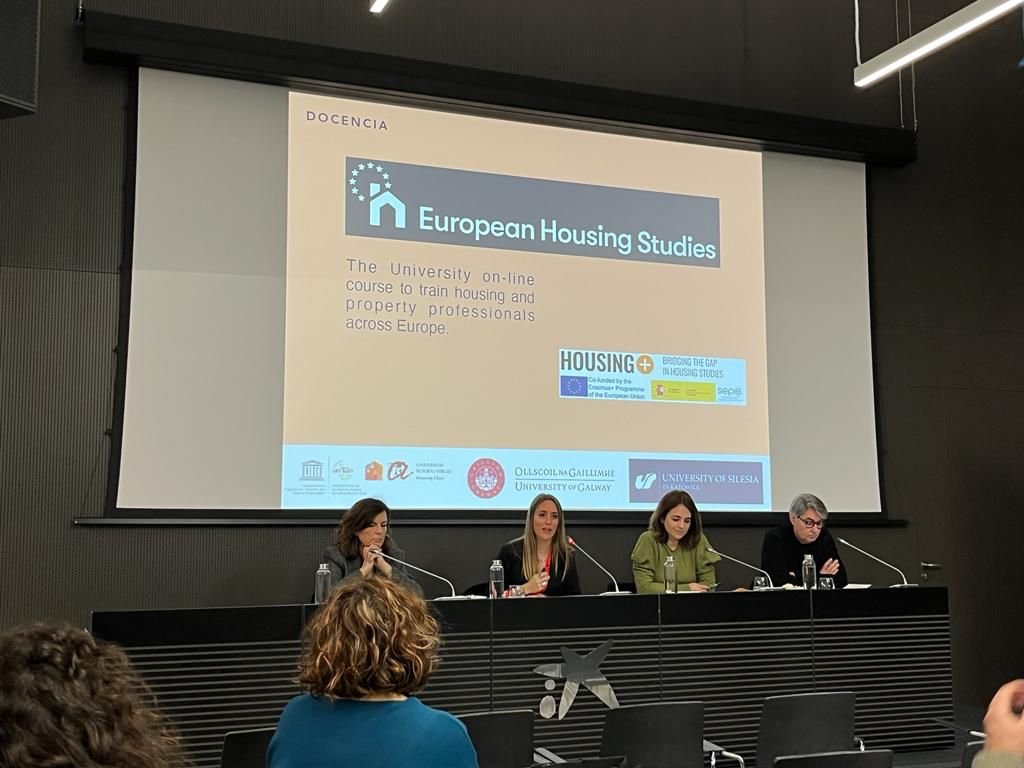Dr. Núria Lambea presented the European Housing Studies Course (EHS) of the housing plus project in the 5th Conference on Social Housing in Seville, on 23 February. 
<a href="/SNasarreA/">Sergio Nasarre Aznar</a> <a href="/caballegemma/">Gemma Caballé Fabra</a> <a href="/UIPI_EU/">UIPI</a> @gecon_es
#housing #training #erasmusplus #ehs