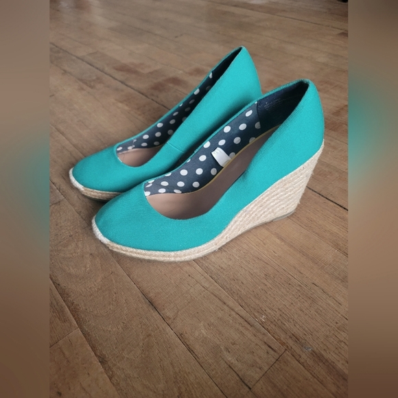 AmyBoccia's tweet photo. So good I had to share! Check out all the items I'm loving on @Poshmarkapp #poshmark #fashion #style #shopmycloset #merona #crocs #anthropologie: https://t.co/jluQlFRxtG https://t.co/CFE8P7UehQ