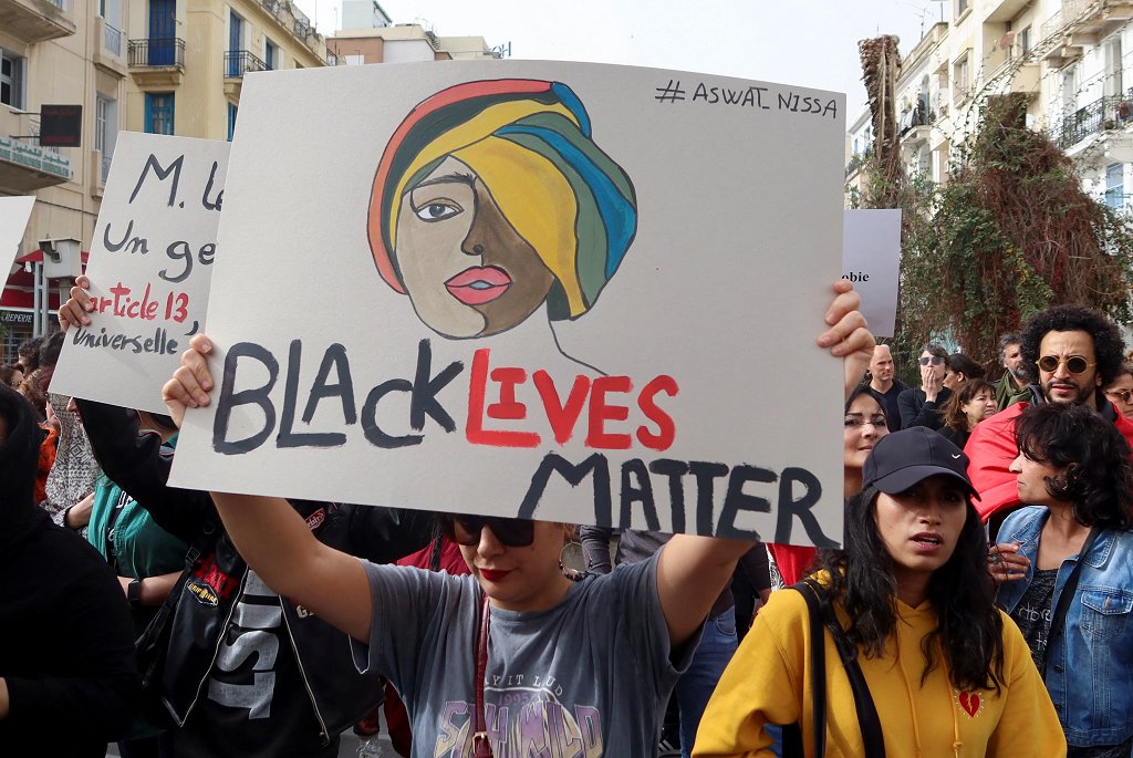AfricaFactsZone's tweet photo. Over 1,000 Tunisian protesters say they are Africans, and condemn President Kais Saied's statement against undocumented Sub-Saharan Africans in the country.

There has been a clampdown on black African immigrants in the country.

They protested racism in the capital, Tunis. https://t.co/beDZ97WHlI