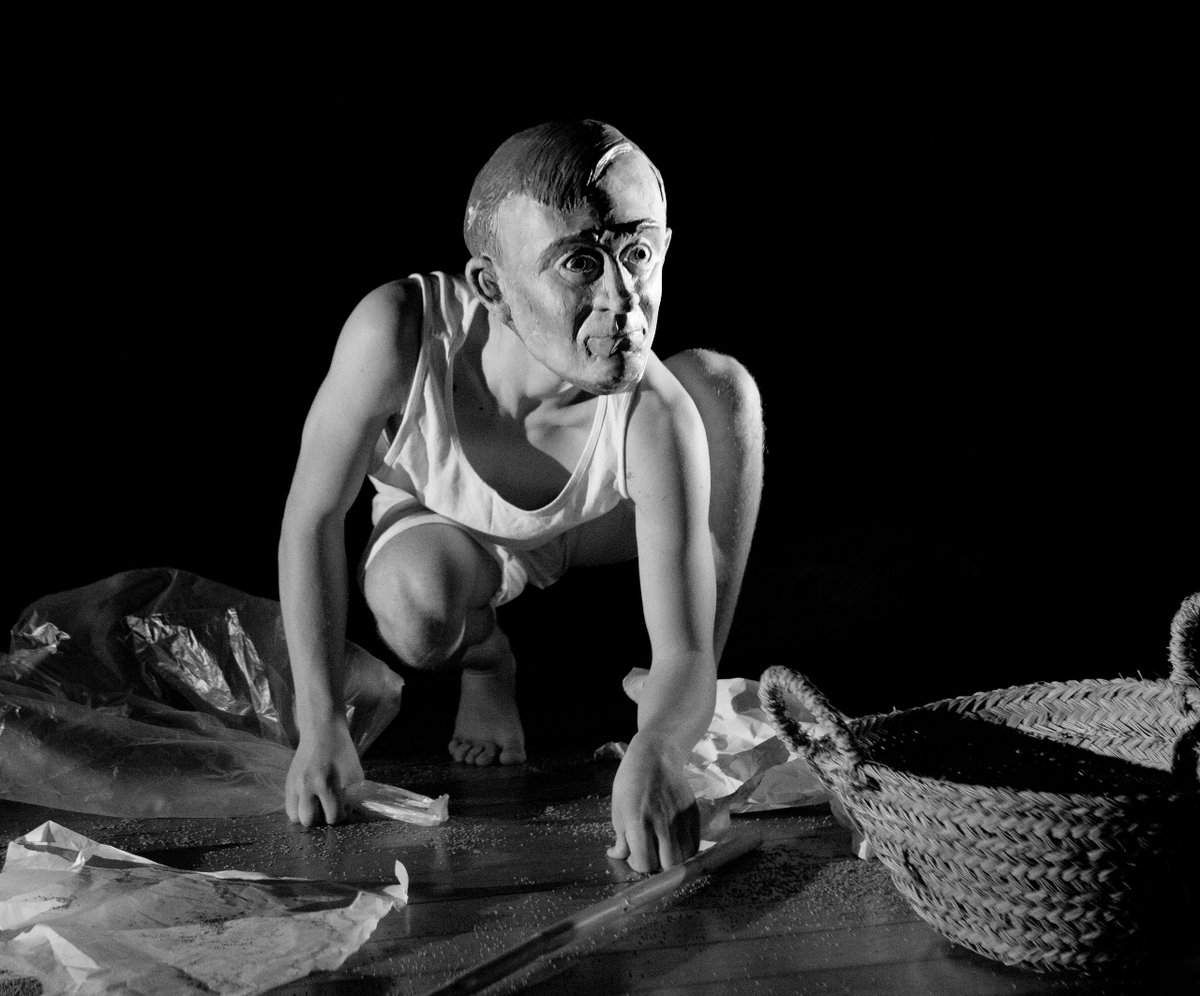 TerraTeatre's tweet photo. El Pintor del Silencio busca su animalidad para convertir una cascada de instintos en emoción y creatividad. #terrateatre #jordihervas #elpintordelsilencio #teatrovisual https://t.co/y5vzvsY978