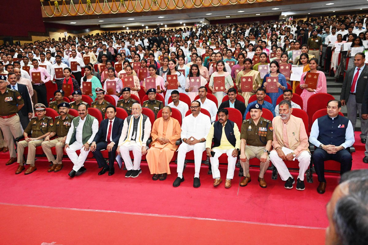 दिनांक 26.02.2023 को उ0नि0 ना0पु0 एवं समकक्ष पदों पर चयनित 9055 अभ्यर्थियों में से 1244 अभ्यर्थियों को आई0जी0पी0, लखनऊ में मा0 मुख्यमंत्री योगी आदित्यनाथ जी द्वारा नियुक्ति पत्र प्रदान किया गया। इस मौके पर पुलिस एवं शासन के वरिष्ठ अधिकारीगण एवं गणमान्य व्यक्ति भी उपस्थित रहे।