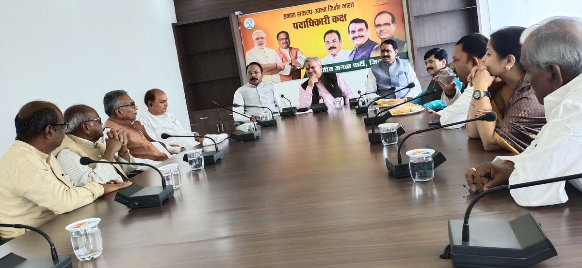 RanveerSinghMP's tweet photo. आज रीवा में संभाग कार्यालय अटल कुंज में क्षेत्र संगठन महामंत्री श्री @ajayjamwalbjp जी ने रीवा जिले के भाजपा के वरिष्ठ पदाधिकारियों / कार्यकर्ताओं के साथ चाय पर चर्चा की।
@BJP4MP https://t.co/XSdlMUXeN6