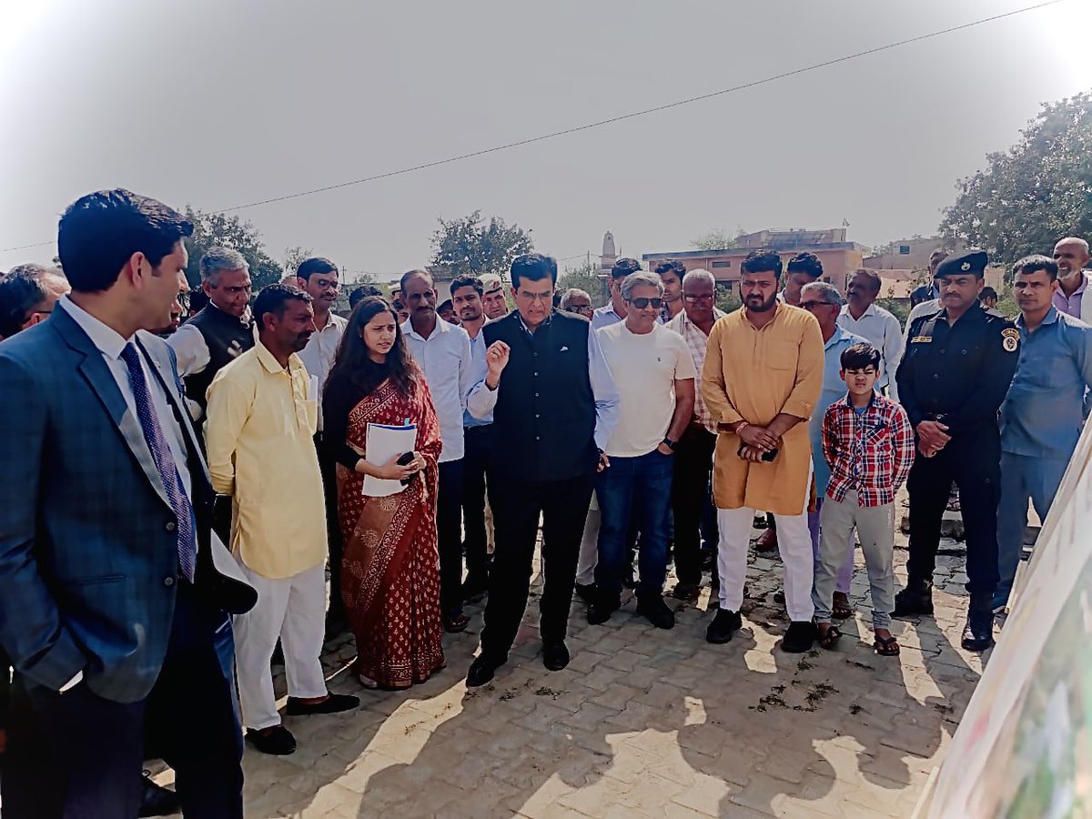 PMF_India's tweet photo. हरियाणा सरकार के मुख्य सचिव संजीव कौशल जी ने स्मार्टग्राम परियोजना के गॉंव दोहला व हरियाहेड़ा का दौरा किया । #pmf #smartgram #haryana https://t.co/09M9L1SH6q