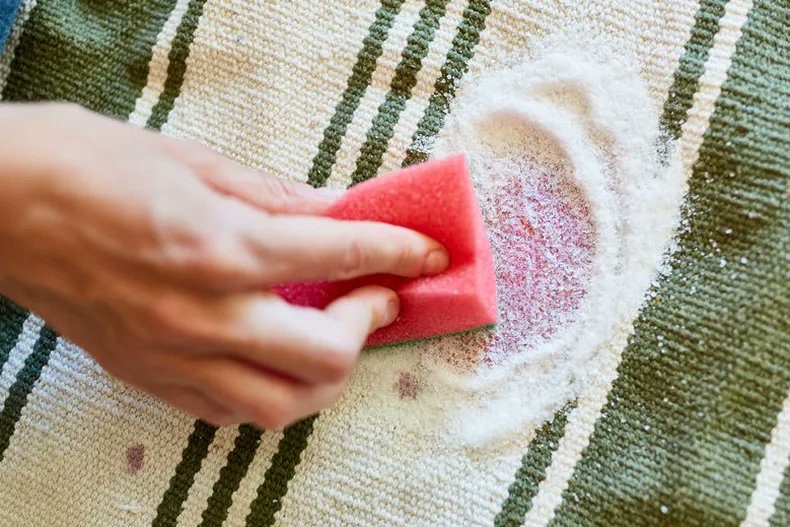 handwerksblatt's tweet photo. #Kleckern gehört zum Alltag. Ob Salatdressing oder Lippenstift, möglichst schnell wird versucht, den #Fleck auf #Kleidungsstücken zu entfernen. D. Dt. #Textilreinigerverband zeigt, wie #Flecken entfernt werden. #handwerk https://t.co/drb8TdiiQa Foto: © stylephotographs/123RF.com https://t.co/0UEacpCgJC