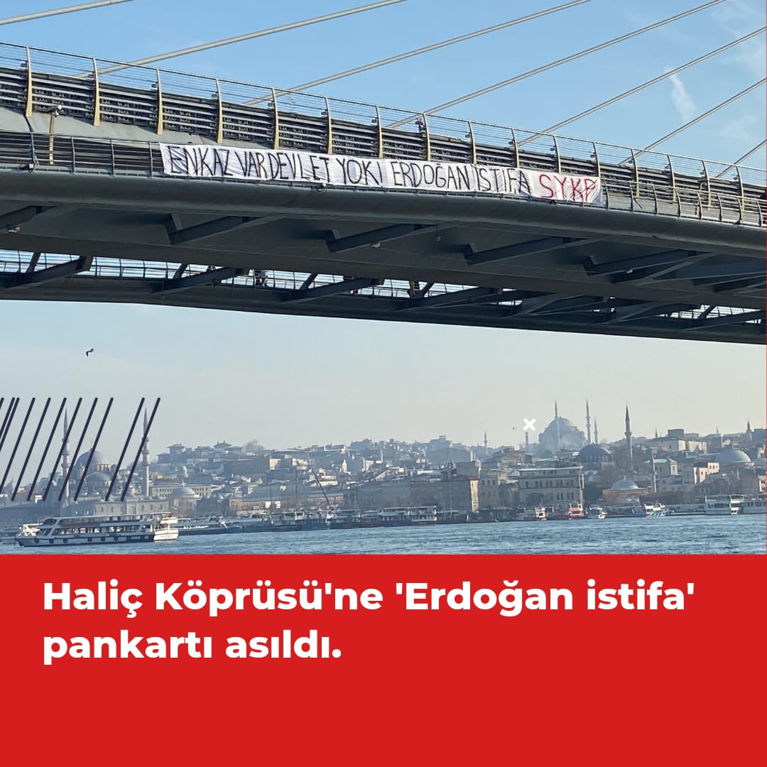 KarsiGazete's tweet photo. Haliç Köprüsü'ne "Erdoğan istifa" pankartı asıldı. https://t.co/YqhKjCrbYb