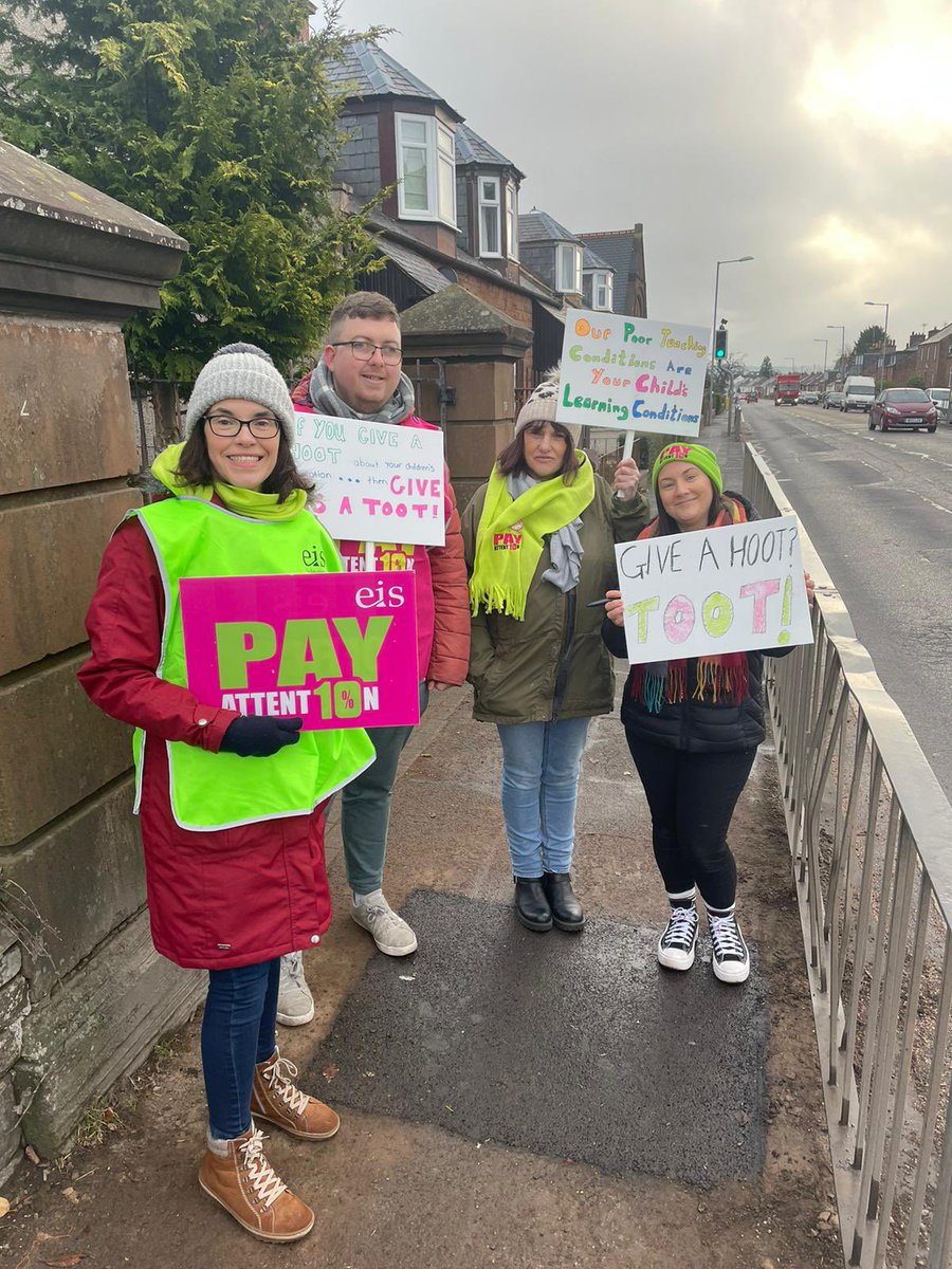 eisdgla's tweet photo. Out on the picket.  #PayAttention https://t.co/E8EQusbmJ8