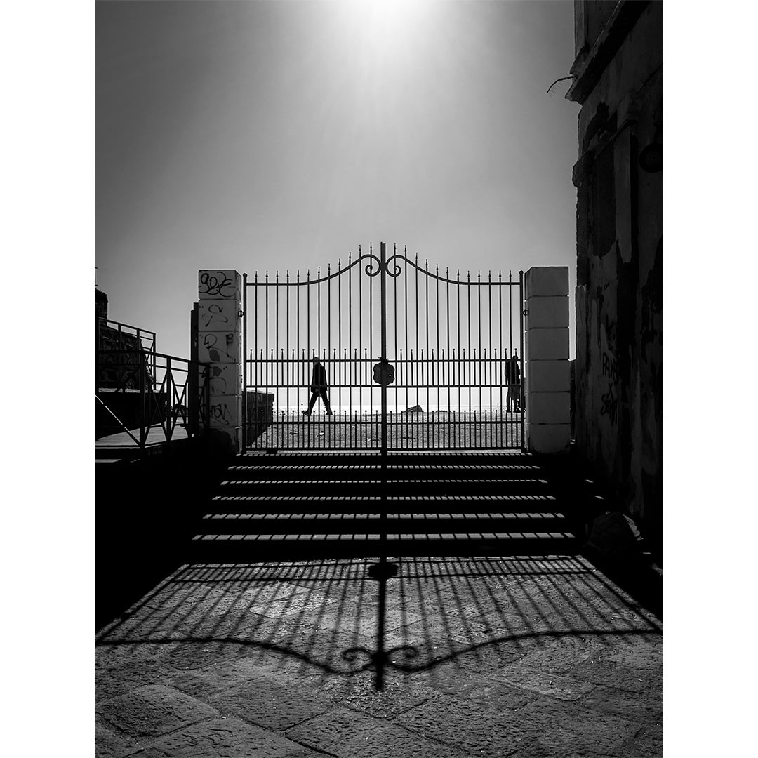 Il cancello 
.
.
.
#capturestreets #bnw_photography #ig_streetphotography #lensculture #streets_storytelling
#bnwlife #streetphoto_bw #bnw_greatshots #monochromephoto #life_is_street #bnw_planet
#bnw_daily #pozzuoli #napolistreetphotography
#streetclassics #fromstreetswithlove #b