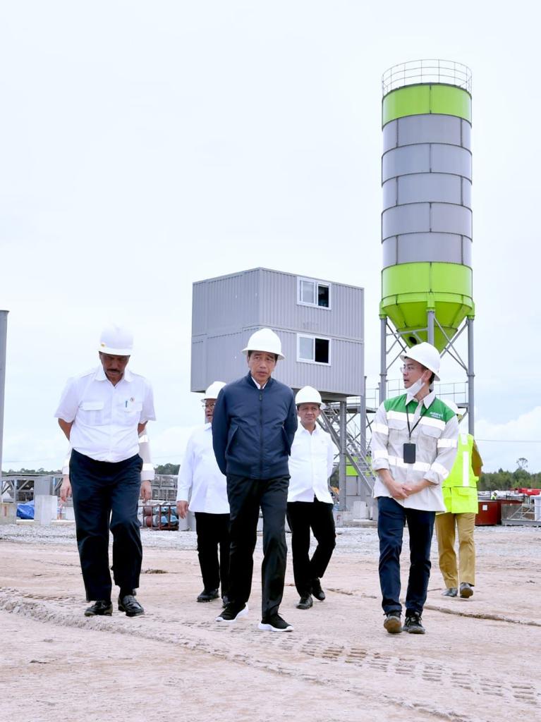 Kalimantan Industrial Park Indonesia di Kab. Bulungan, Kaltara ini sedang dipersiapkan menjadi kawasan industri hijau. 

Luasnya 13.000 ha untuk membangun industri EV baterai, petrokimia, dan alumunium yang didukung energi hijau dari hydropower Sungai Mentarang dan Sungai Kayan.