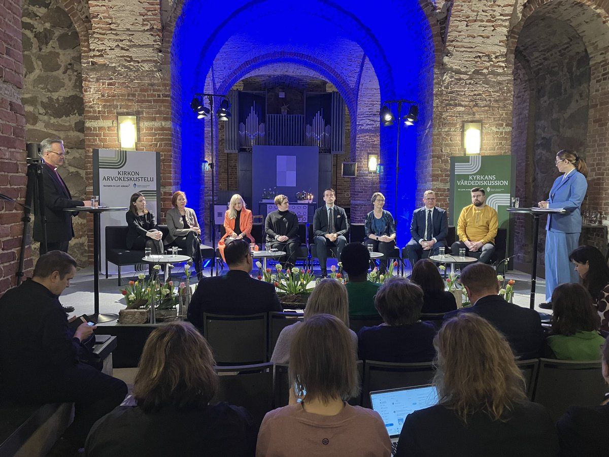 Just nyt: lauteilla nippu puolueita. Katso kirkon arvokeskustelu: kirkkohelsingissä.fi