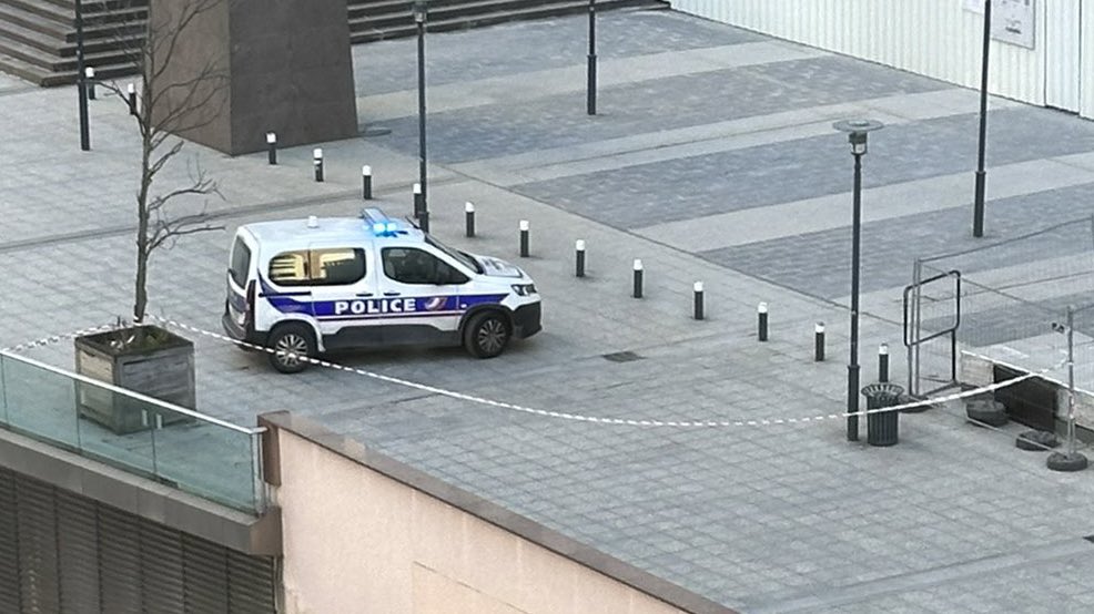 info_Paris_IDF's tweet image. 🔴 ALERTE INFO - #Grue déséquilibrée à #LaDéfense : L’opération de sécurisation est toujours en cours. Les autorités appellent à #éviter le secteur. 

👉 Le secteur sera #fermé jusqu’à nouvel ordre. (Préfecture) #HautsdeSeine