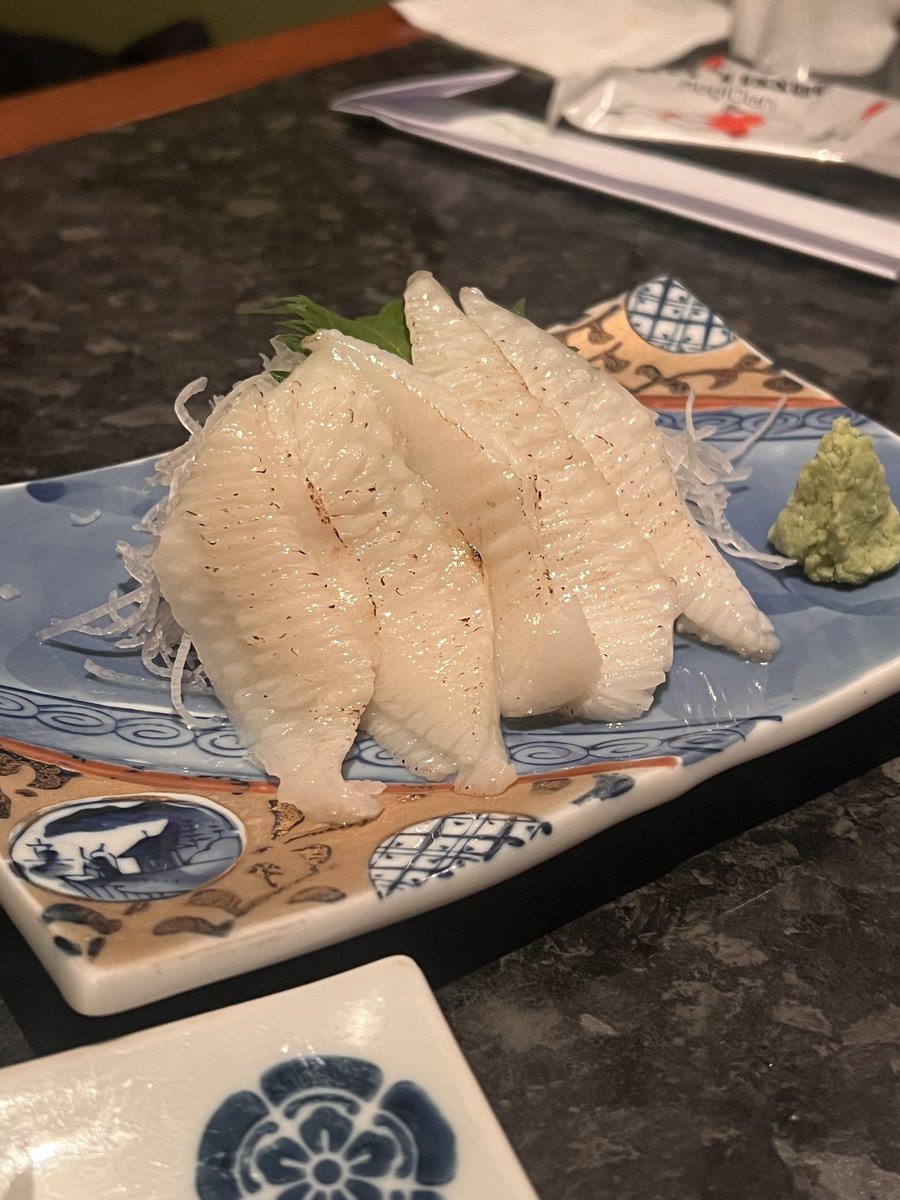 afewifound's tweet photo. Sake no mise 2nd ใต้ดินตึก Wall Street สุรวงศ์ ของทอดอะเทอ โมจิไข่ปลาอร่อยชิบ เมนูที่คือสุดเบสิคแตงกวากับมิโซะ กับเต้าหู้ราดซอสเกลือกับต้นหอม เหนื่อยงานมาพักกินเบียร์เย็นๆ คนเดียวคือชิวว ราคา sashimi don เริ่มต้นที่ 350 บาท ถ้ามากินกลางวันคือไม่มี vat และ sv @aroii #อร่อยบอกต่อ https://t.co/zcFGVdHHHP