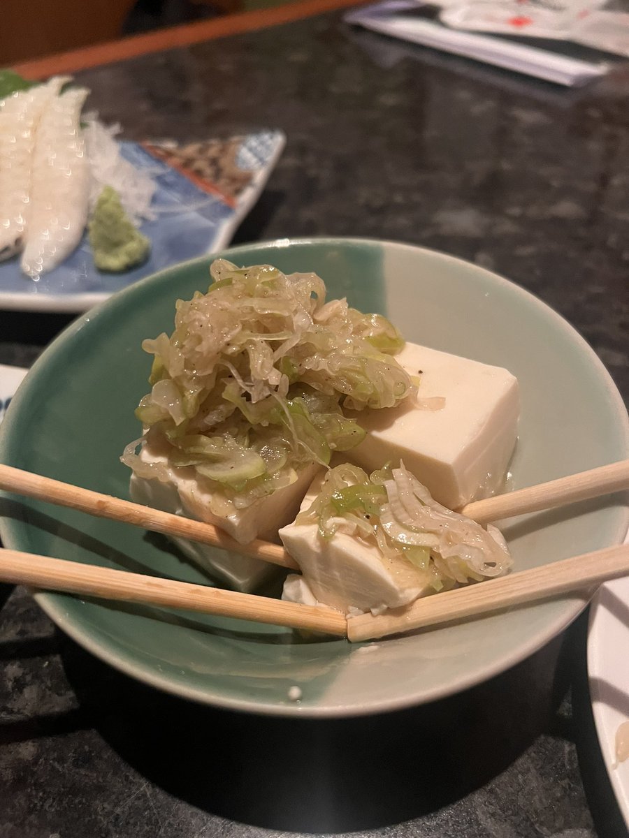 afewifound's tweet photo. Sake no mise 2nd ใต้ดินตึก Wall Street สุรวงศ์ ของทอดอะเทอ โมจิไข่ปลาอร่อยชิบ เมนูที่คือสุดเบสิคแตงกวากับมิโซะ กับเต้าหู้ราดซอสเกลือกับต้นหอม เหนื่อยงานมาพักกินเบียร์เย็นๆ คนเดียวคือชิวว ราคา sashimi don เริ่มต้นที่ 350 บาท ถ้ามากินกลางวันคือไม่มี vat และ sv @aroii #อร่อยบอกต่อ https://t.co/zcFGVdHHHP