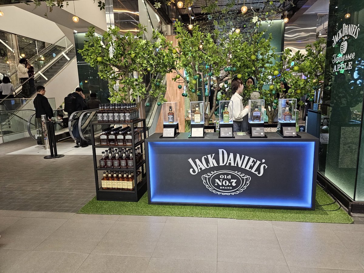 crlin64's tweet photo. 드디어 잭 다니엘 애플을 우리나라에서 구입했습니다!!!
제 트위터 아이디로 각인했습니다!!
#더현대서울 #THEHYUNDAISEOUL #잭다니엘스 #JACKDANIELs #잭다니엘애플 #JACKDANIELs_APPLE #JackApple #잭애플 #JACKDANIELs_KR https://t.co/WZ4WBOxh9o