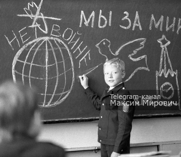 MirovichMedia's tweet photo. Как-то страшно даже подумать, на какой многотысячный штраф или многолетний тюремный срок тянет эта фотография по законам нынешней россии. https://t.co/LJ3QvxFuh3