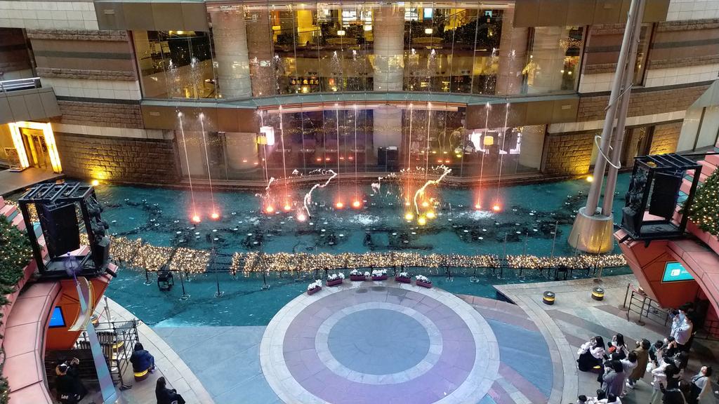 キャナルシティ博多の18時のやつ、はじまた！

隣から韓国語！ https://t.co/ONvdzqrojH