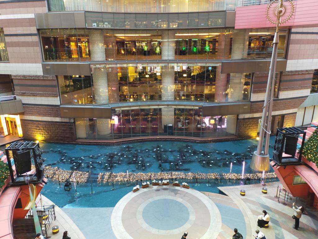 キャナルシティ博多の18時のやつ、はじまた！

隣から韓国語！ https://t.co/ONvdzqrojH