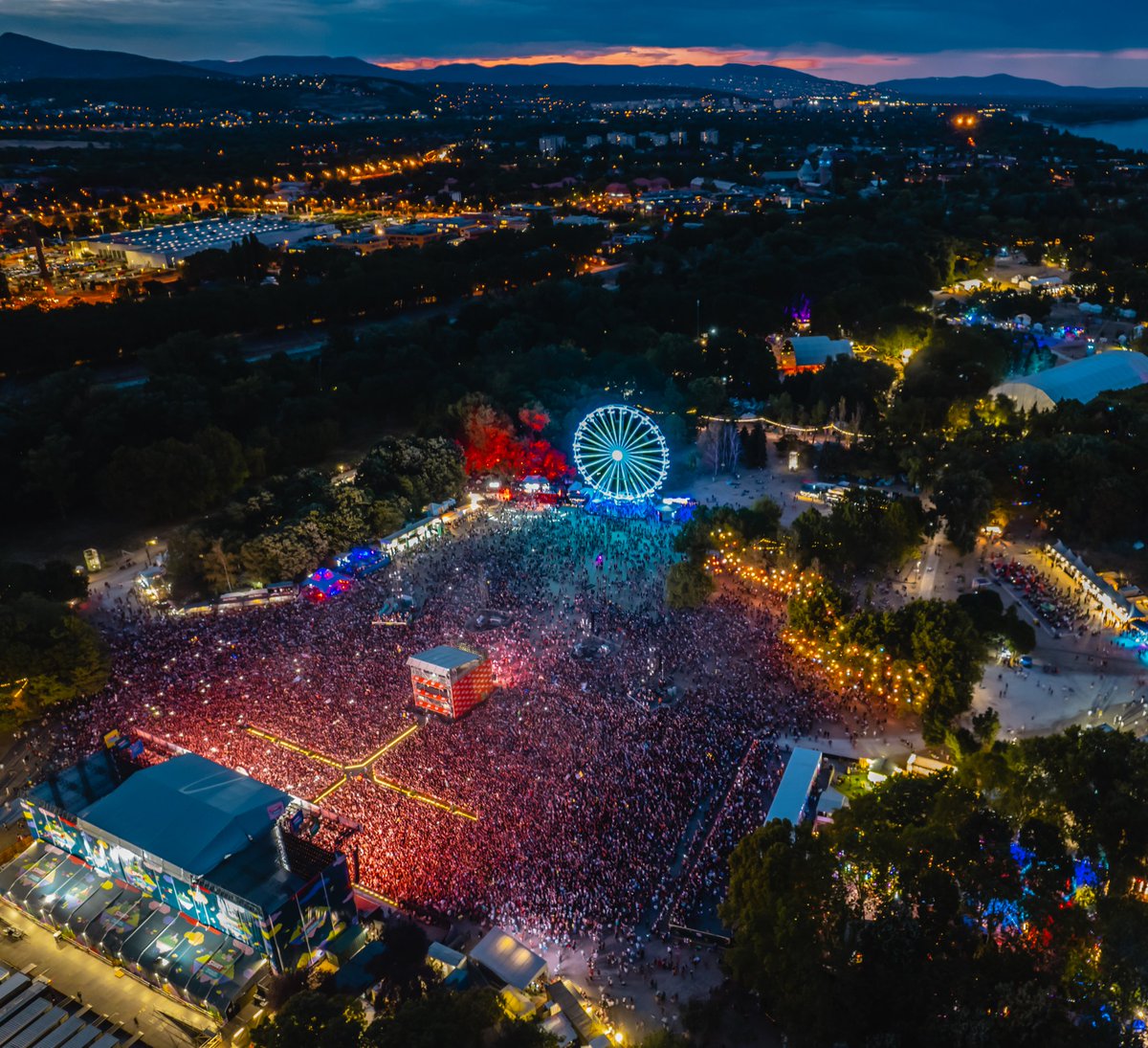 Talk about breathtaking.🤩 We get the chills just from looking at this crowd! 👀

Who's joining us this year for <a href="/szigetofficial/">Sziget Festival</a>  2023? 🤔

#szigetfestival #szigetvibes #SzigetNFTclub #islandoffreedom #tbt #sziget2022 #festivalvibes