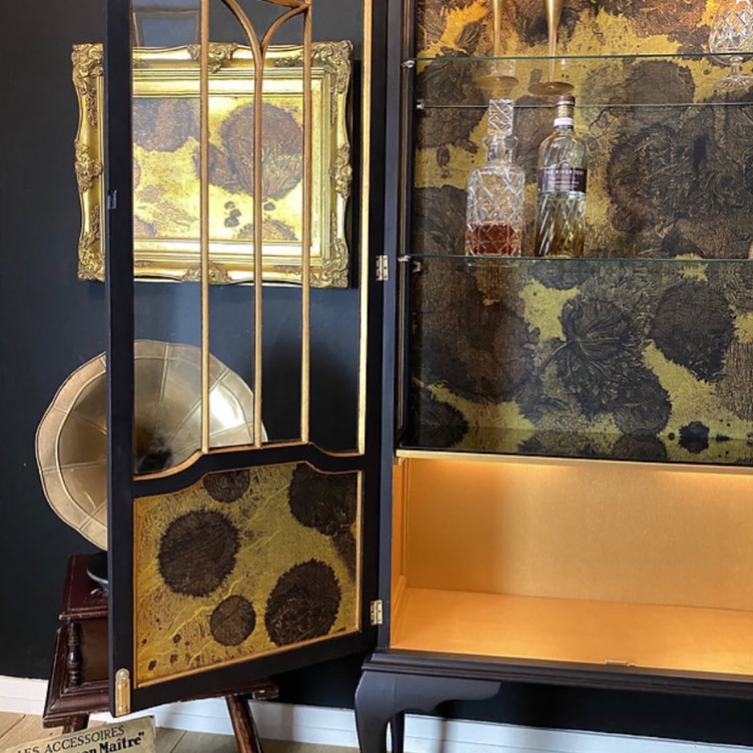 ‘Old Gold’ now available from Lady Griddlebone Vintage … elegant Edwardian restored &amp; refinished cabinet including <a href="/TBeasties/">Timorous Beasties</a> Fresco Old Gold paper to line the interiors with luxury. £1695 ladygriddlebone.com/product-page/v…

#edwardian
#antiques 
#designideas 
#furnituredesign 
#vintage