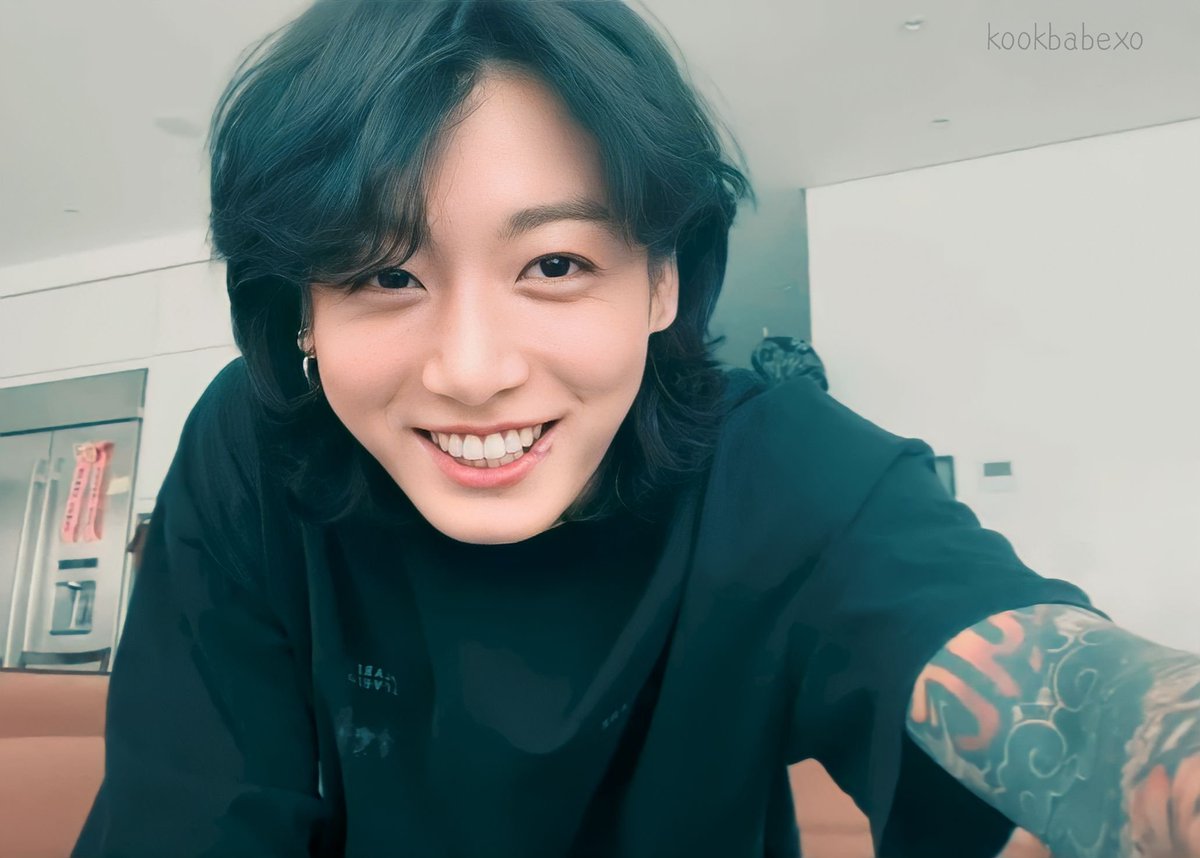 kookbabexo's tweet photo. "Stop filming others and focus on me" vibes 

#jungkook #bts #jk https://t.co/ENf3Naz4tl